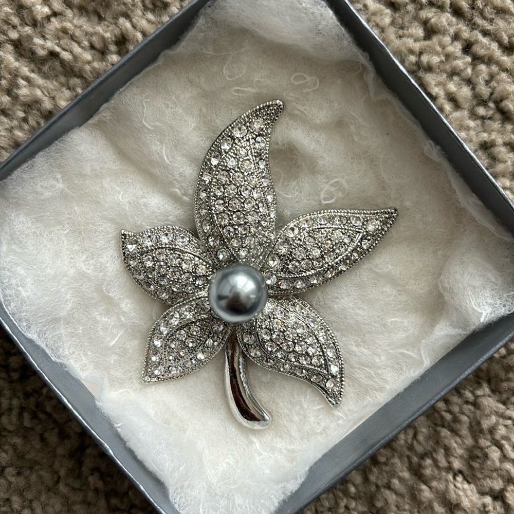 Flower Pin With Pearl